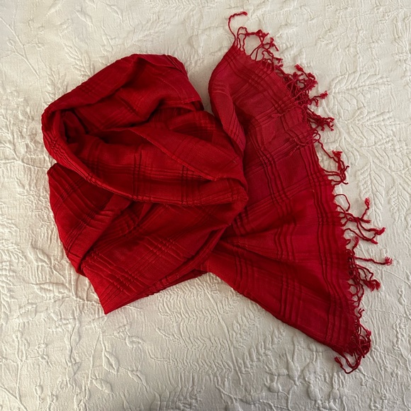 Two scarves or shawls. - Picture 7 of 10